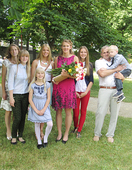 Võrumaa aasta ema perekond: (vasakult) pereema Anneli, Greete, Anett, Eliise, Heleene, pereisa Peep, kes hoiab pildil süles pere pesamuna Hendrikut, kõige ees Salme Adeele. Pilt on tehtud umbes aasta eest, kui Eliise, kes praegu õpib Tartu ülikooli arstiteaduskonnas, lõpetas kuldmedaliga gümnaasiumi.    Foto: ERAKOGU